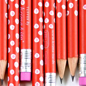 Rød blyant med lyserøde prikker fra Krima & Isa - Tinashjem